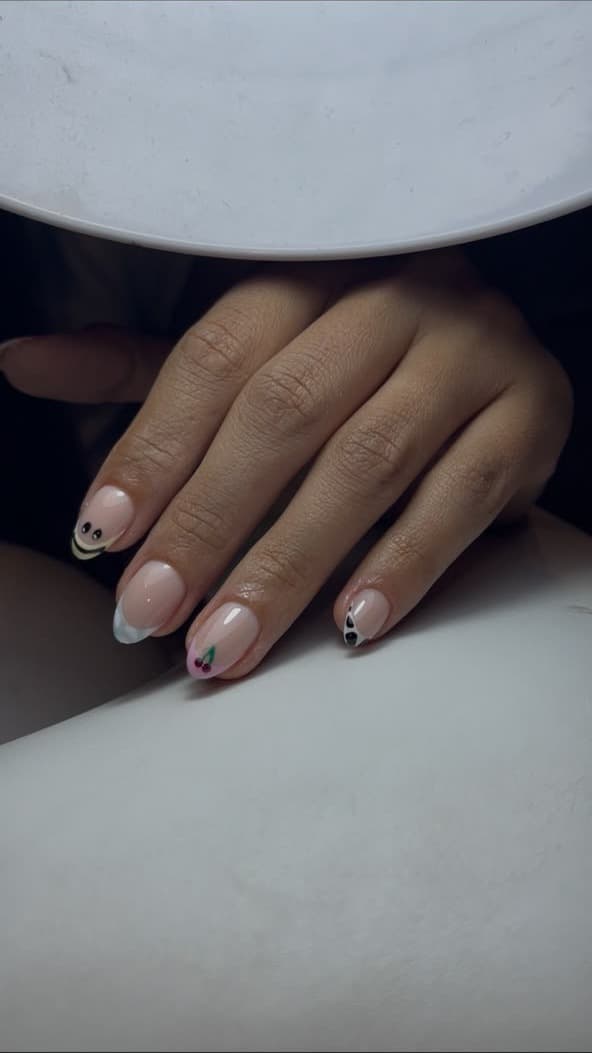 Nail art couture : smiley, cerise et pois