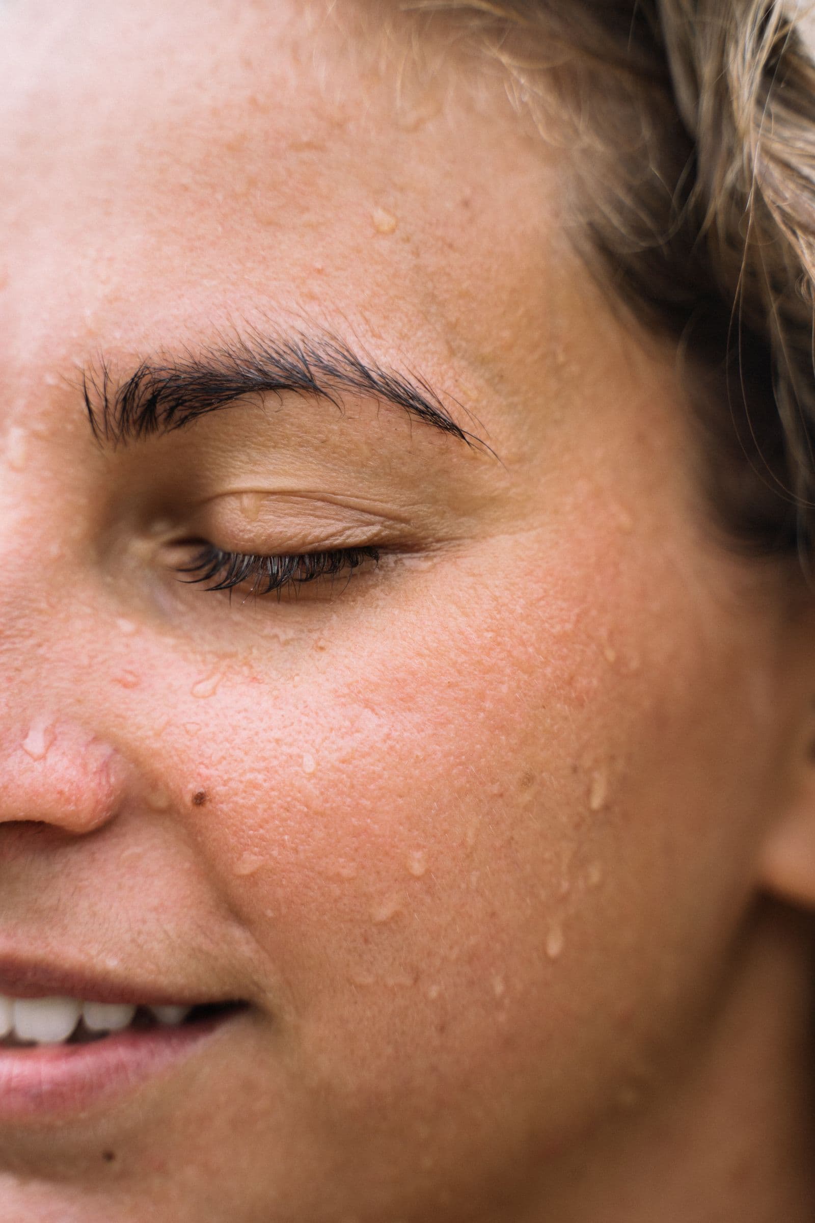 Peau perlée de gouttelettes d’eau